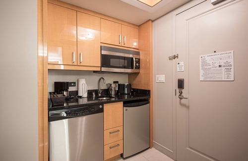 Las Vegas Resort | Jacuzzi Spa Suite - Center Strip - Projection Screen TV