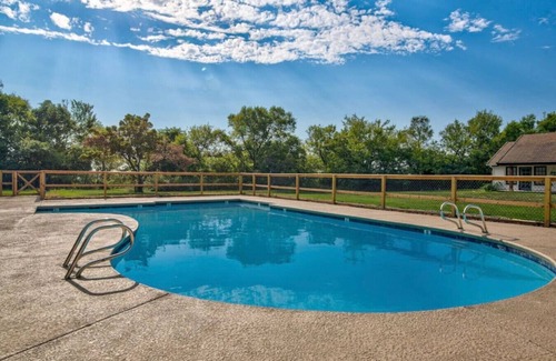 Ramona Cabin | Jarrett Farm Resort - Suite 10