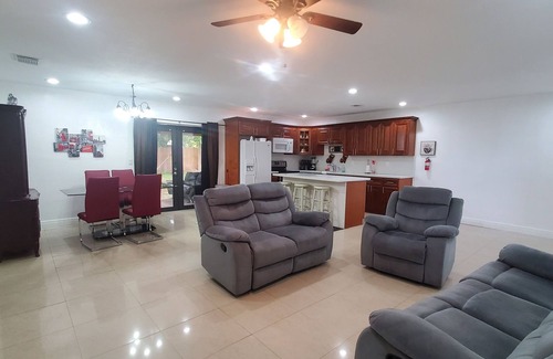 Miami Gardens House | Jazzy Escapes (with pool) near Hard Rock Stadium