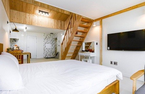 Gujwa House | Jeju Woljeong Hill Pension