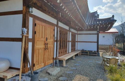 Kaeksa House | Jeonju Hanok Maeul Daeseung Jeongdam Hanok Dockchae Pension