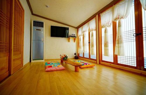 Jeonju House | Jeonjuhanogmaeul Geha GongganyiMei mi