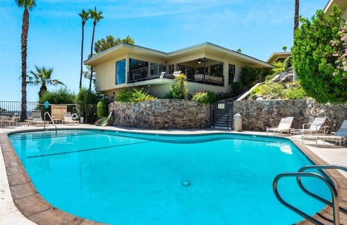 Araby Condo | Jet Liner and Majestic Mountain Views from this Mid-Century Modern 2 Bedroom Gem