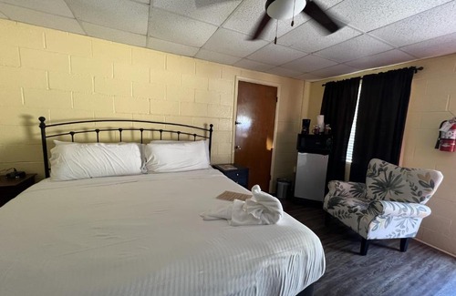 Mount Ida Hotel | JI4, King Guest Room at the Joplin Inn at entrance to the resort Hotel Room