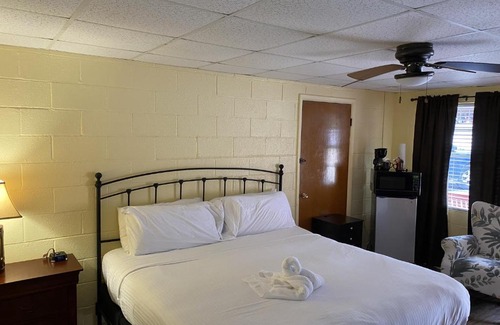 Mount Ida Hotel | JI4, King Guest Room at the Joplin Inn at entrance to the resort Hotel Room