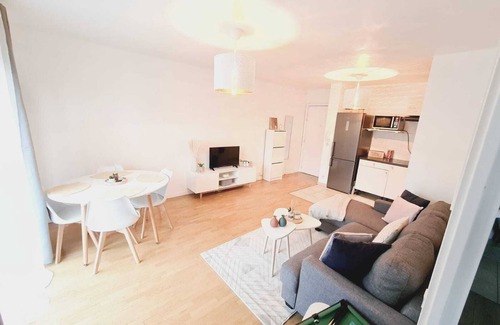 Asnieres-sur-Seine Apartment | JO 2024 - Apartment 4 pers - Subway + train station/Private parking/Elevator