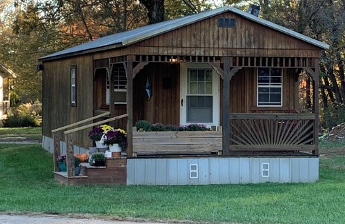 Tracy City Cabin | Joe's Place a cozy cabin with WiFi and AC in charming Tracy City.