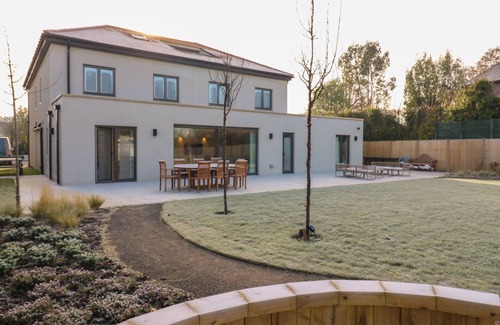 Whitstable Cottage | JOY LANE MANSION, family friendly, with pool in Whitstable