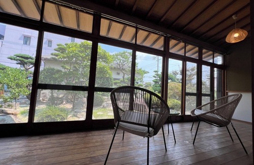 Hakata-ku House | Fukuoka Airport and Hakata Station are both within 5 minutes! A samurai family's mansion elegantly set on a 300 tsubo (1,860 m2) site. Easy access to Fukuoka's tourist attractions, spacious enough to accommodate 10 or more people, and pets are allowed.