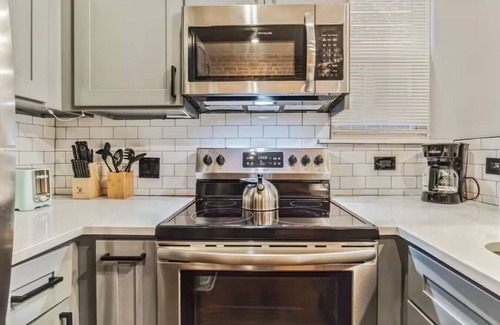 North Philadelphia West Apartment | Jr 1Br w/2 Beds | Sleeps 4 | 10 min to DT