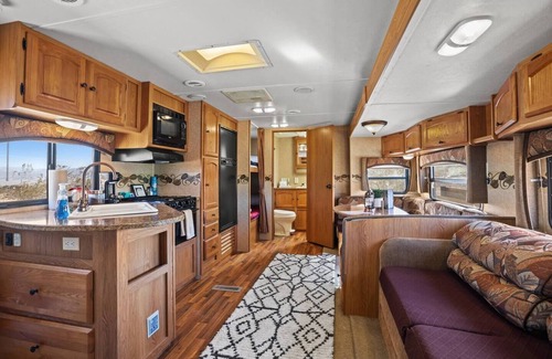 Joshua Tree House | JT Village Campground - Bunkhouse