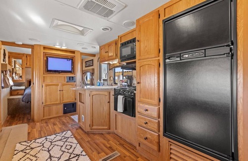 Joshua Tree House | JT Village Campground - Bunkhouse