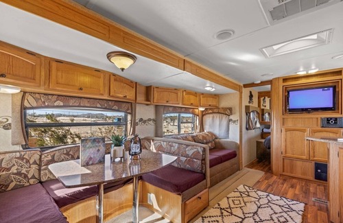 Joshua Tree House | JT Village Campground - Bunkhouse