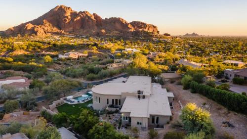 Camelback Foothills Villa | Julep by AvantStay Stylish 9 BR Estate w Mid-Century Modern Decor