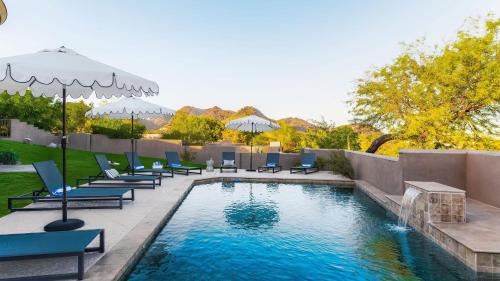 Camelback Foothills Villa | Julep by AvantStay Stylish 9 BR Estate w Mid-Century Modern Decor