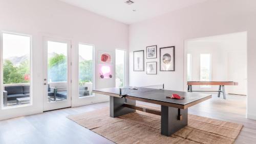 Camelback Foothills Villa | Julep by AvantStay Stylish 9 BR Estate w Mid-Century Modern Decor