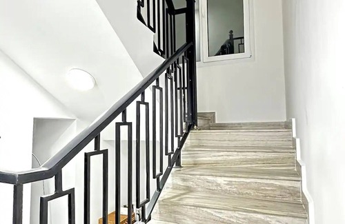 Al Satwa Villa | Jumeirah 1 Oasis : Near DXB's Heart