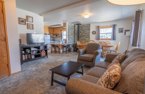 June Lake House | June Lake Lodge- Centrally located - short walk to JLB, The General Store, both Gull and June Lakes