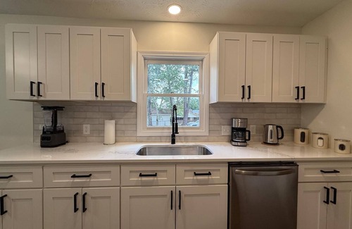 Columbus House | Jungle-Inspired 4BR Oasis - Peaceful & Private