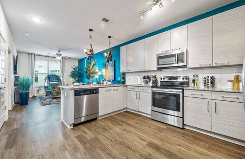 Great Lakes Apartment | Jungle on the Square – Luxury 1BR w/Rooftop Lounge, Pool & Gym Access