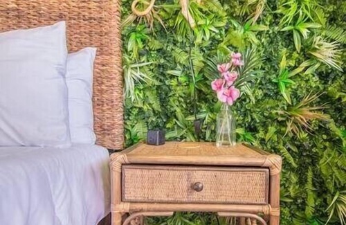 Trenton House | Jungle Room #7 - 1960 Retro Motel