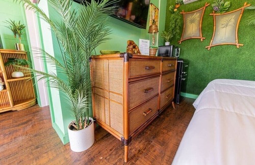 Trenton House | Jungle Room #7 - 1960 Retro Motel