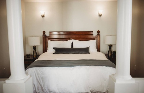 Downtown Hotel | Junior Suite - 1 King · The Jefferson Inn Rm. 15