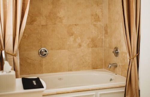 Downtown Hotel | Junior Suite - 1 King · The Jefferson Inn Rm. 15