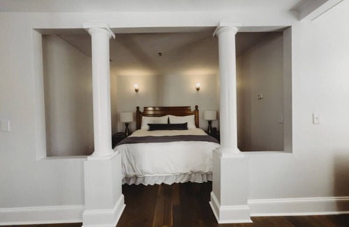 Downtown Hotel | Junior Suite - 1 King · The Jefferson Inn Rm. 15