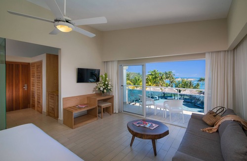 Los Brazos Hotel | Junior Suite at Lifestyle Tropical Beach Resort & Spa