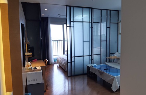 Sokcho Hotel | Junior suite room on the 11th floor with views of the sea, lake and mountain.