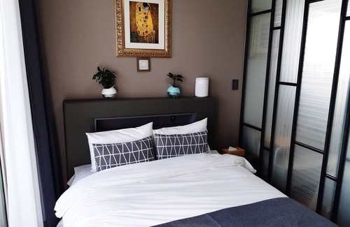 Sokcho Hotel | Junior suite room on the 11th floor with views of the sea, lake and mountain.