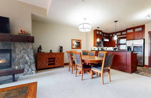 Mammoth Lakes House | Juniper Crest 6 Luxury Home, Walk to Eagle Lodge and Gorgeous Mountain Views by RedAwning