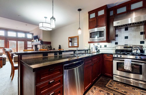 Mammoth Lakes House | Juniper Crest 6 Luxury Home, Walk to Eagle Lodge and Gorgeous Mountain Views by RedAwning