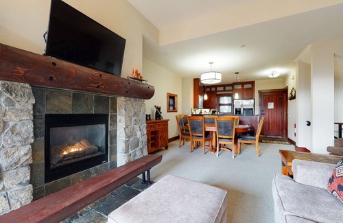 Mammoth Lakes House | Juniper Crest 6 Luxury Home, Walk to Eagle Lodge and Gorgeous Mountain Views by RedAwning