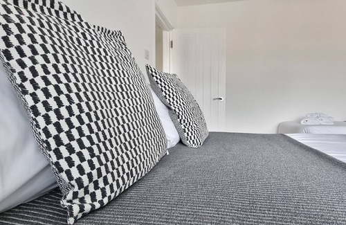 Southampton Apartment | Juniper downstairs apartment sleeps 7 people
