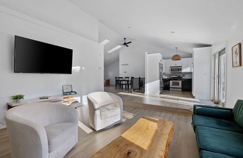 New Buffalo House | Juniper Presents: A Tranquil, Stylish Woodlands Vacay Home w/EV Charger