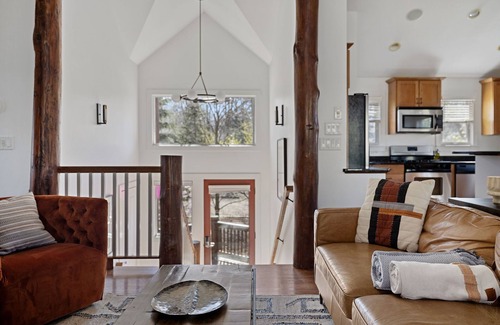 New Buffalo House | Juniper Presents: Stunning Lodge+Hottub, 2 Patios, Pool-Theater-Clubhouse Access