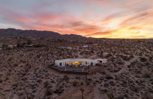 Joshua Tree House | Jupiter House by Fieldtrip Modern w Infinity Pool Pickleball