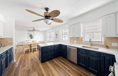 Stone Harbor House | Just 1.5 blocks to beach and one to bay. In walking distance to the public fishing dock, restaurants/bars, Buds Market.