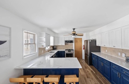 Stone Harbor House | Just 1.5 blocks to beach and one to bay. In walking distance to the public fishing dock, restaurants/bars, Buds Market.