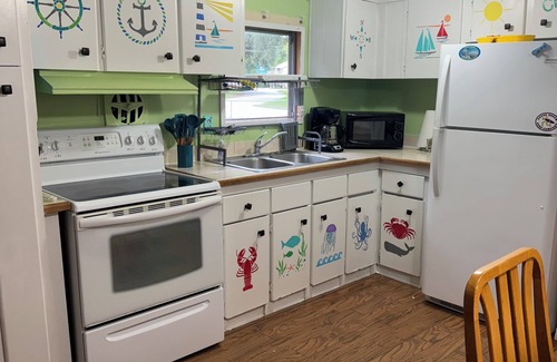 Weeki Wachee Gardens Cottage | Just a couple minute paddle to hospital hole in Weeki Wachee. Pet friendly.