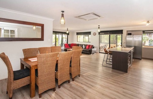 Broadwater House | Just Chillin- Pool, 2km to beach