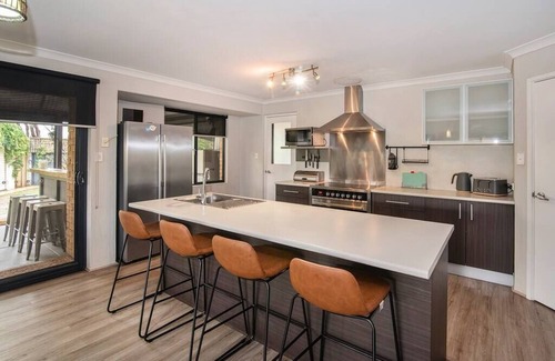 Broadwater House | Just Chillin- Pool, 2km to beach