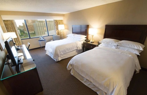 Pinch District House | Just What You Were Looking For! 2 Convenient Units, Restaurant and Bar