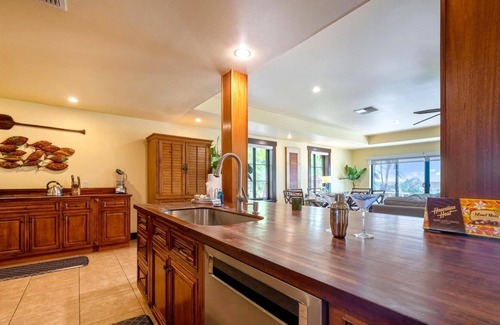 Kihei House | K B M Resorts: Maui Hale-1470, Beach Front House, 3 Bedroom, On the Sand, Sleeps 10+, Perfect for Families, L'occitane, Privacy, Includes Rental Car!