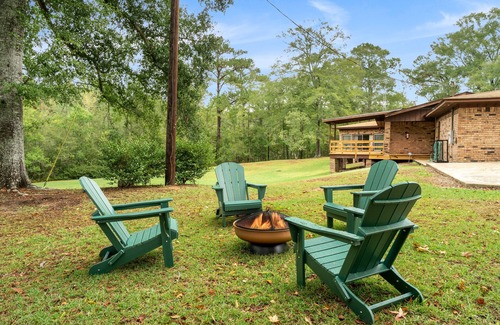 Hattiesburg House | K K’s Hideaway—pond/pool table nn