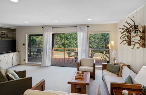 Hattiesburg House | K K’s Hideaway—pond/pool table nn