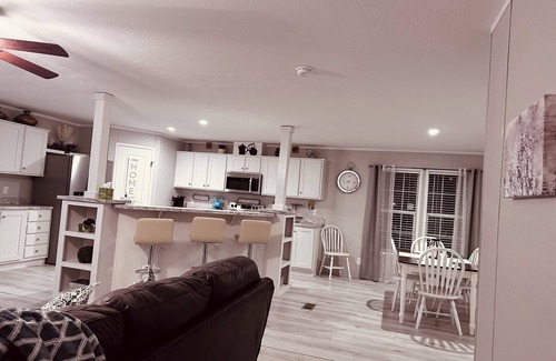 Laketon House | K & M Suite is a brand-new home in a peaceful, quiet neighborhood.