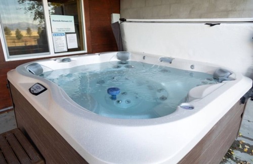 Island Park Cabin | Kantada Island Park Village Sleeps 20 WiFi HOT TUB near Yellowstone